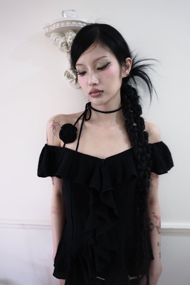 Rose corsage frill top (Black/Beige)
