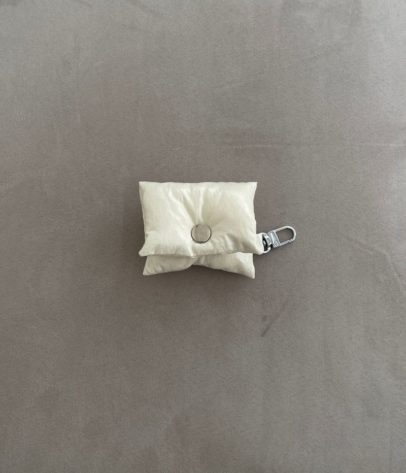 Atypical house（エイティピカル ハウス）の「[クリーム] ハンドメイド AirPods ポーチ（Smartphone Accessories）」