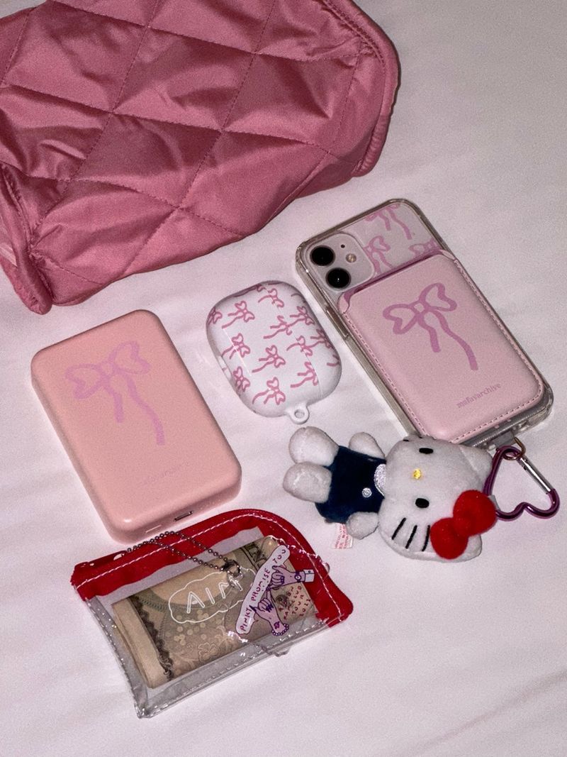 MAFAVARCHIVE（マイフェイブアーカイブ）の「ホワイトリボンAirpodケース（スマホグッズ/小物）」