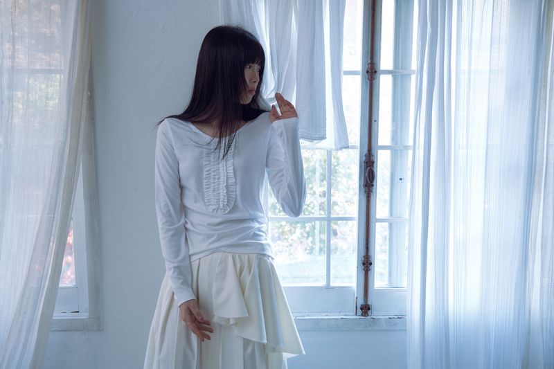 cream u-neck long sleeve_white