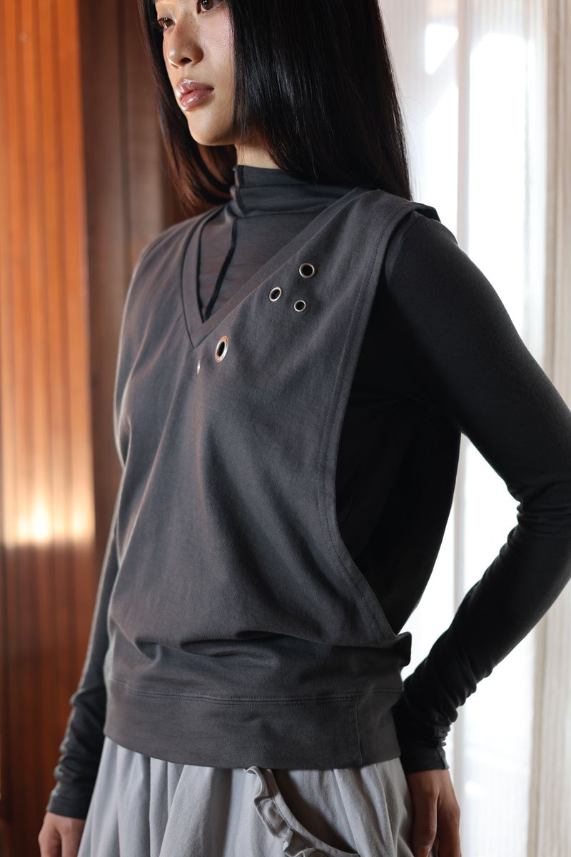 eyelet vest_charcoal