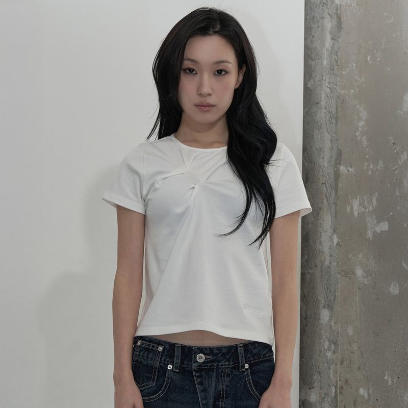 ZIZEMUSEUM（ジゼミュージアム）の「スラッシュピンタックTシャツ (WHITE)（トップス）」
