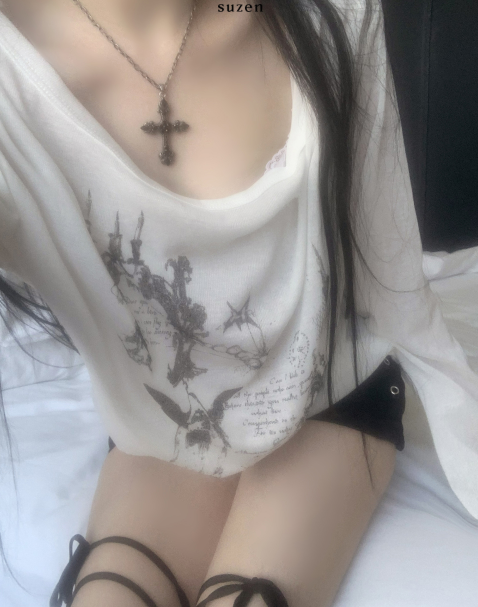 suzen（スゼン）の「Butterwing Lettering Overfit Top（Tops）」