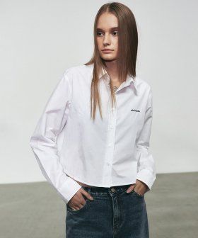 NICK&NICOLE（ニック＆ニコール）の「STANDARD LOGO CROP SHIRT_WHITE（Tops）」