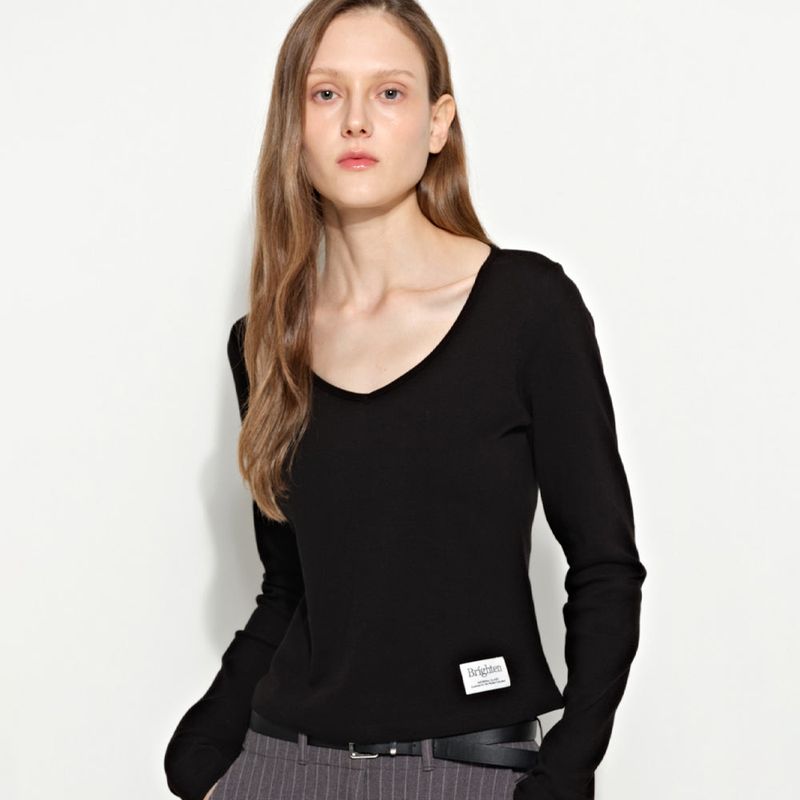 Essential V-Neck Black