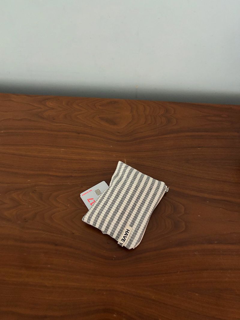 Pale ribbed stripe flat pouch - gray , S size