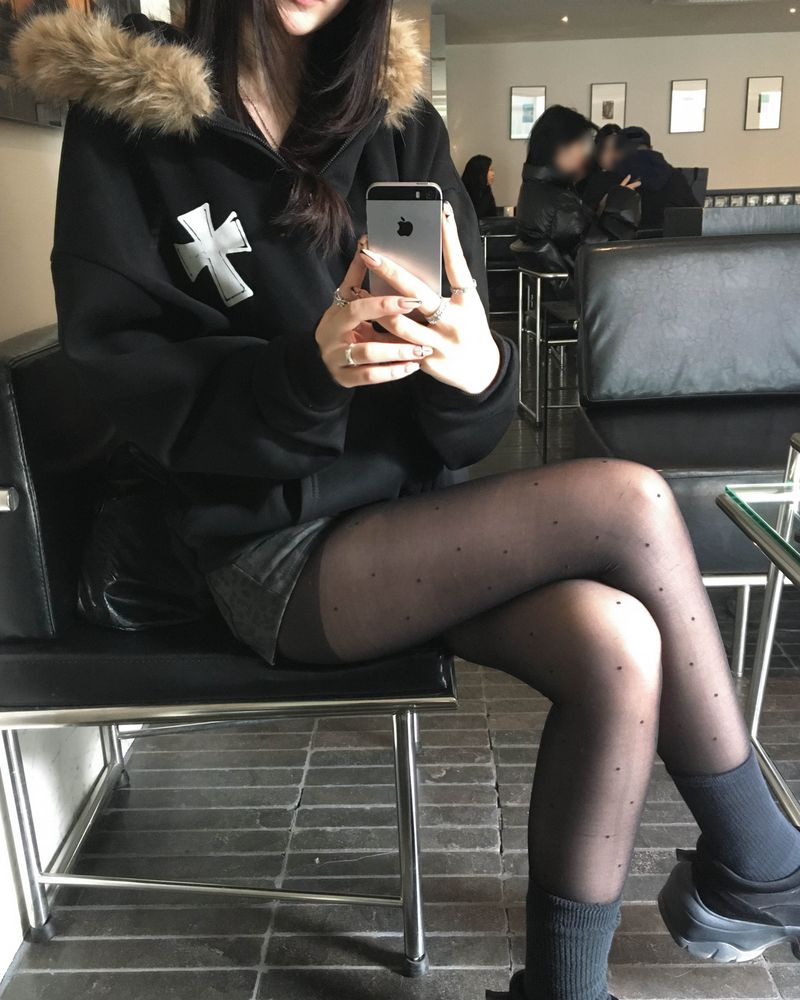 Cross fur hood jumper