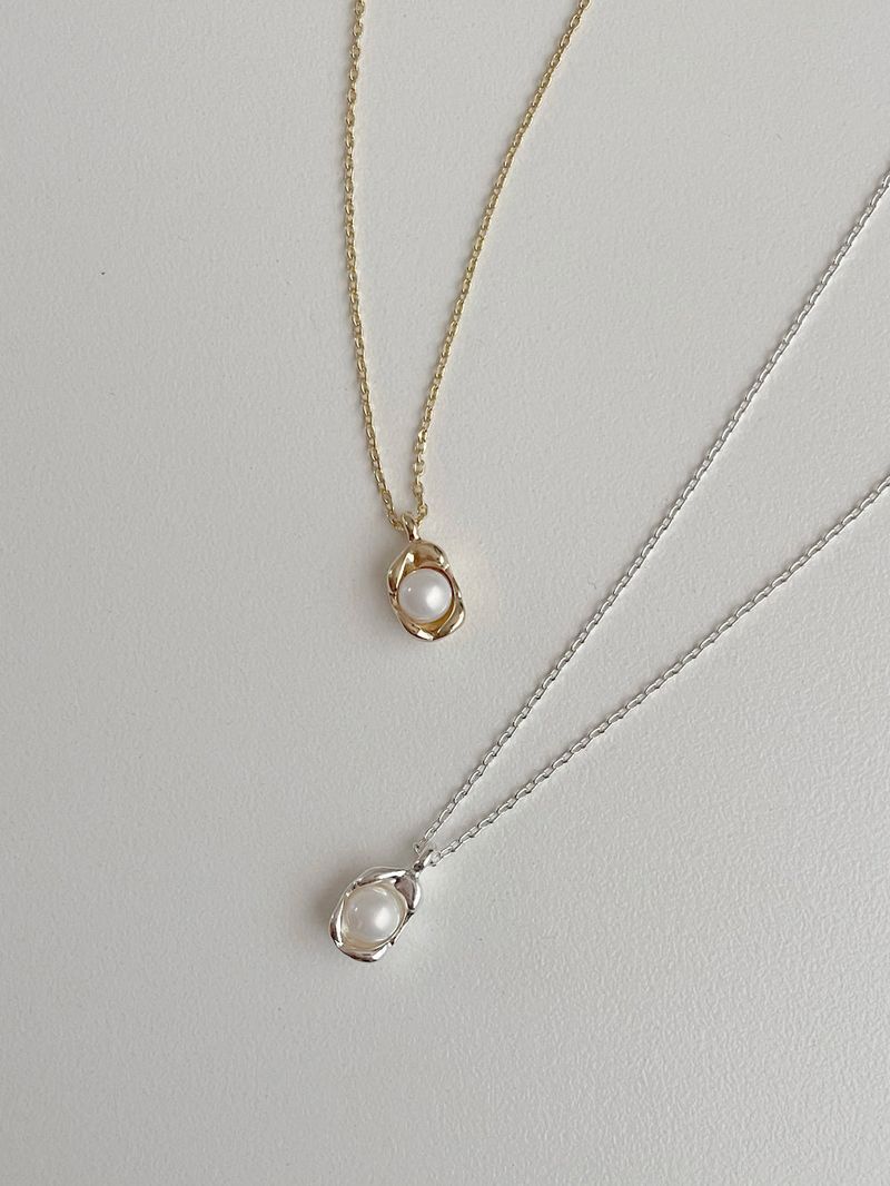 Innocent pearl shell necklace