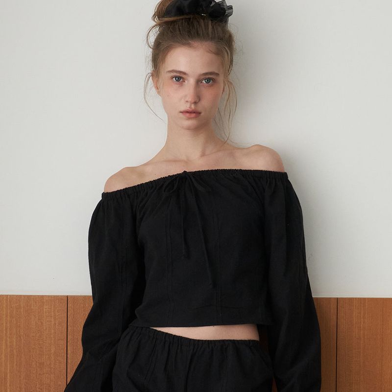 OVT-U(オーブイティーユー)の「Mellow Ribbon Off-Shoulder Blouse_Black(Tops)」