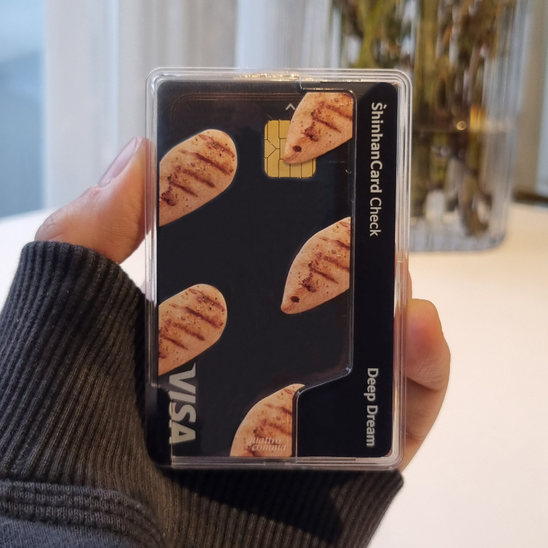 quattrocomma(クアトロコンマ)の「Chicken Breast MagSafe Transparent Card Wallet(Smartphone Accessories)」