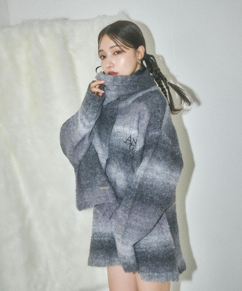 ANDGEEBEE(アンジービー)の「UNISEX マフラー付グラデニット(Tops)」