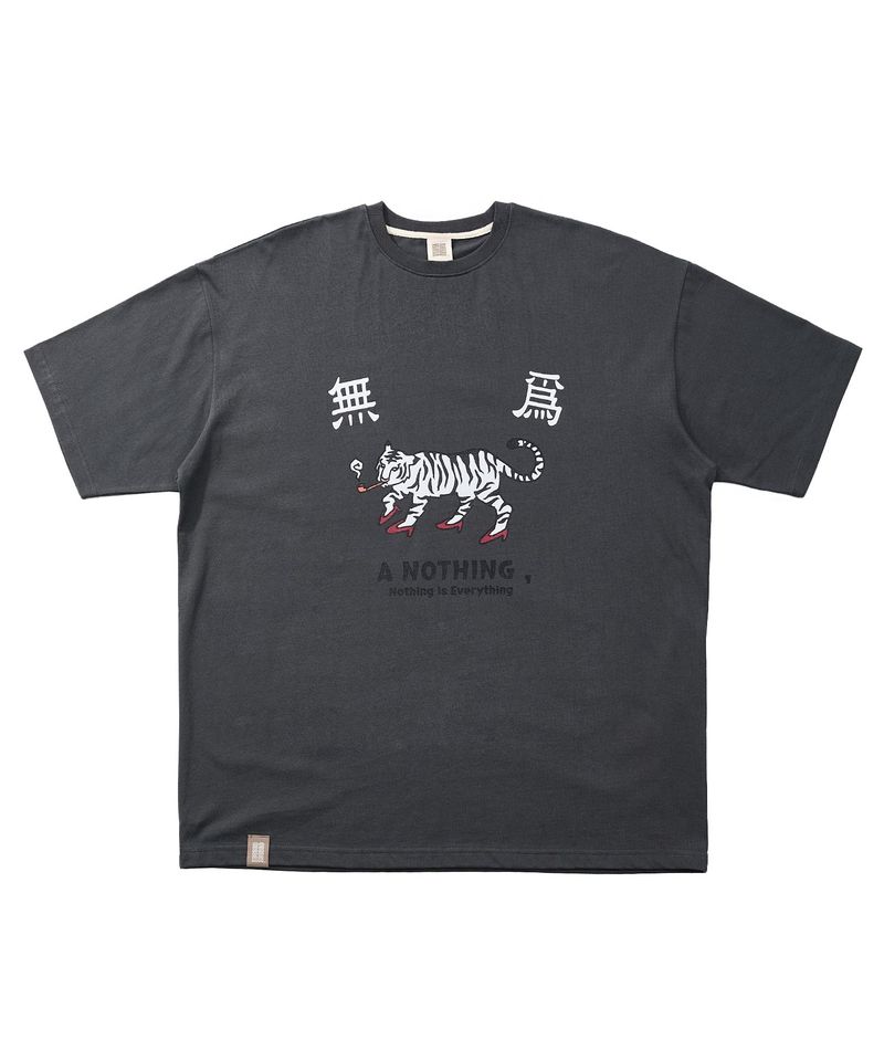 A NOTHING（アナッシング）の「MU-WI PRT. BOX 1/2 TEE (Charcoal)（Tops）」