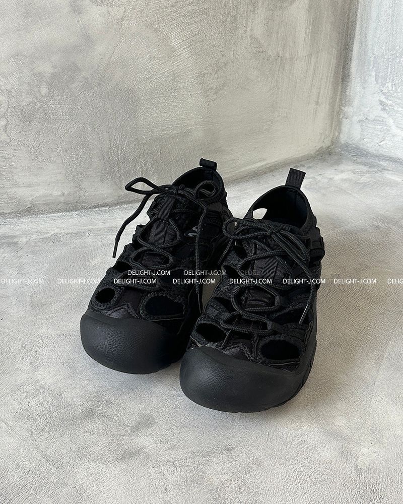 Go-core Slit Sandals Sneakers
