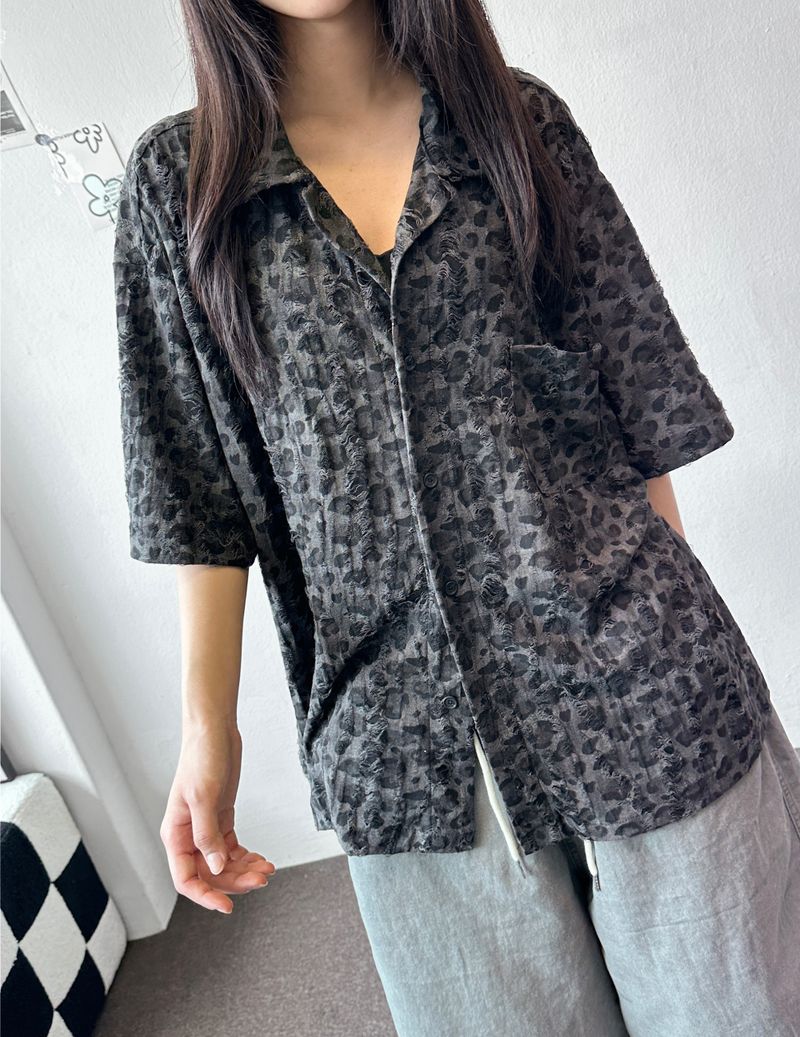 CCORTTI（コルッティ）の「ジュープ ヴィンテージ レオパード プリント ダメージ オーバーサイズ ショートスリーブ シャツ 2カラー（トップス）」