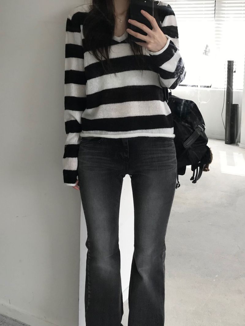 Stripe V-neck knitwear (one color)