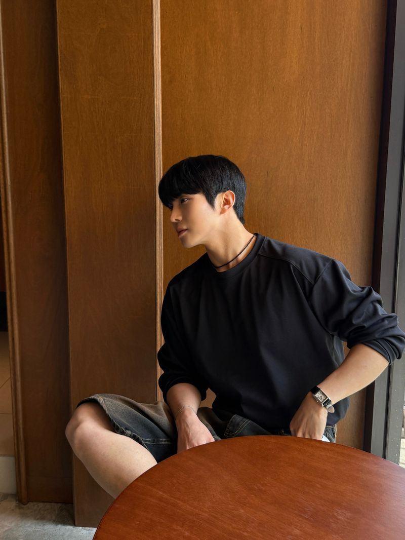 Broad shoulder cut line long sleeeve