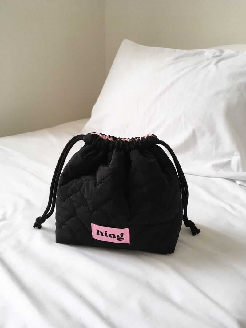HING（ヒン）の「ハートパディングポーチ_ブラック（スマホグッズ/小物）」