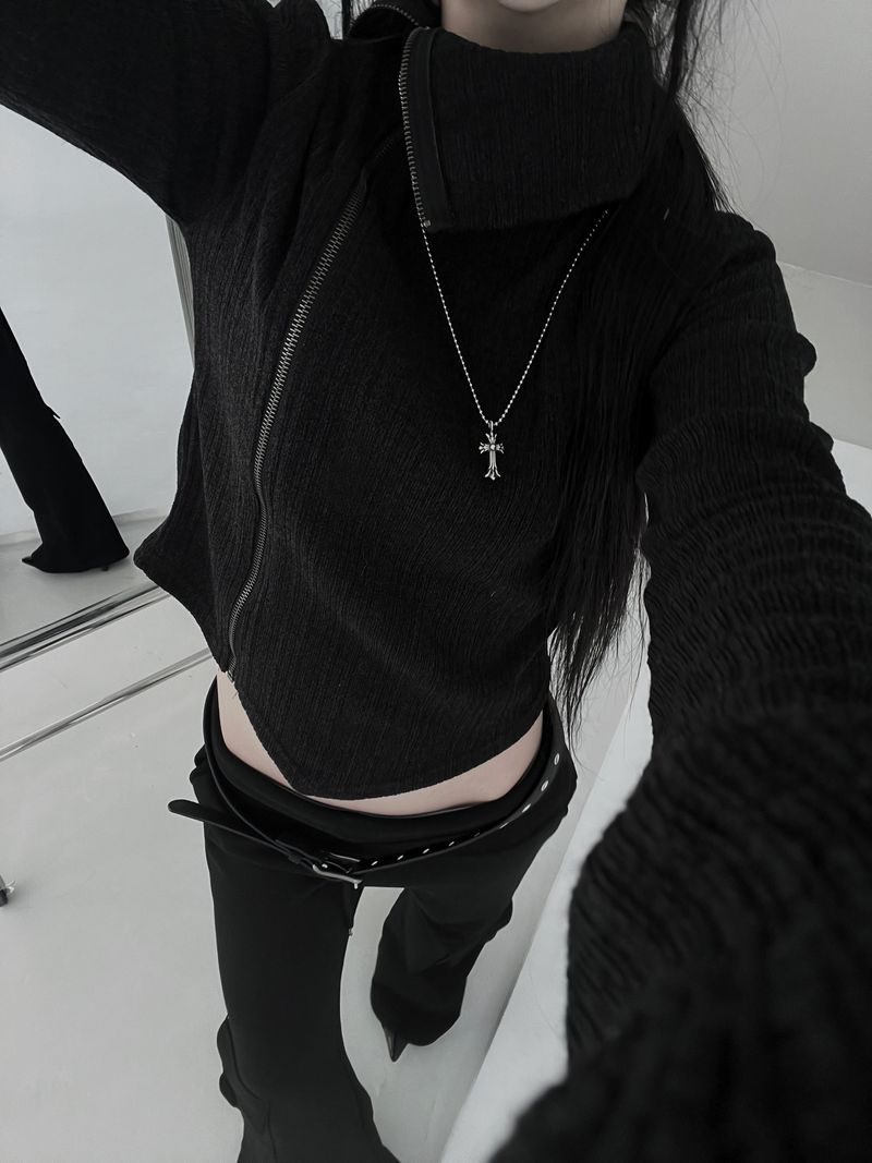 URBAN UNIQUE（アーバンユニーク）の「オフセットハイネックニットジップアップ(2color)（トップス）」