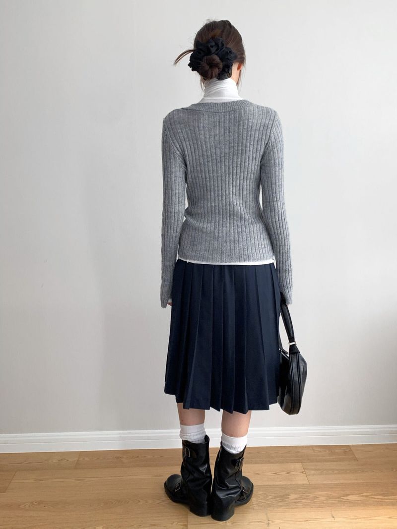 Rage V-neck Sweater Knit T-shirt