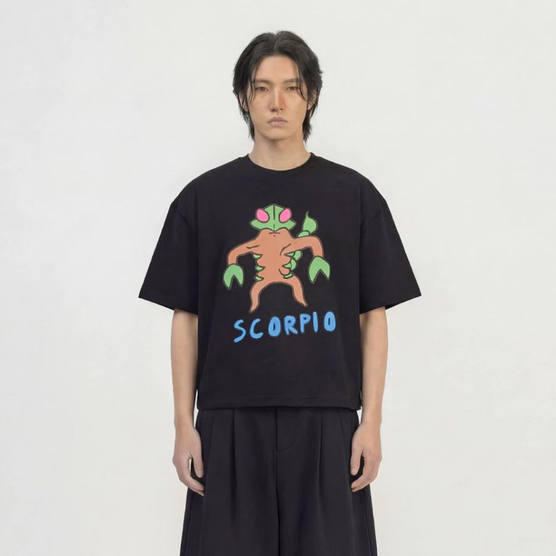 Peanut Stain（ピーナッツ ステイン）の「PEANUT STAIN - ワッツユアサインゾディアックスコーピオボクシーTシャツ（トップス）」