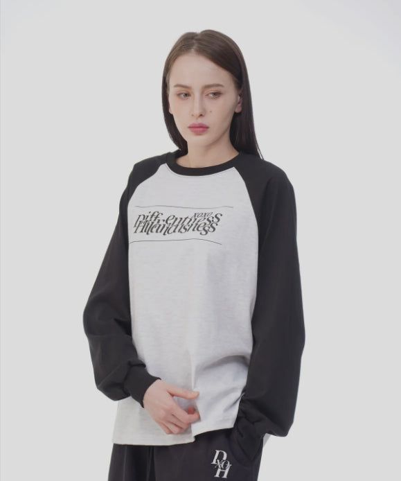 DXOH(ディソエイチ)の「ユニセックススタックロゴラグランTシャツ(トップス)」