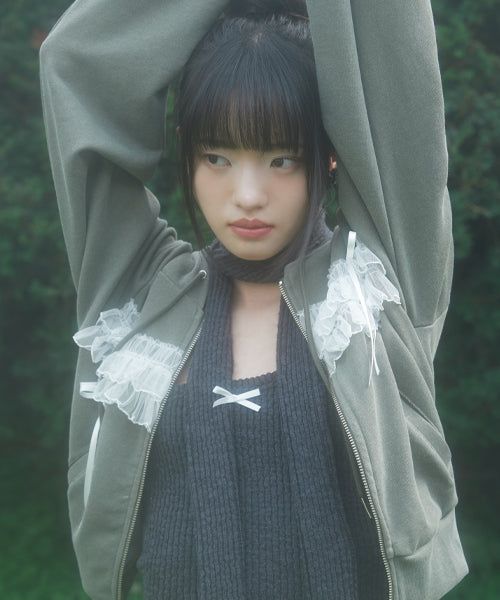 ZIZEMUSEUM（ジゼミュージアム）の「LACE RIBBON PIGMENT HOODY (KHAKI)（Tops）」