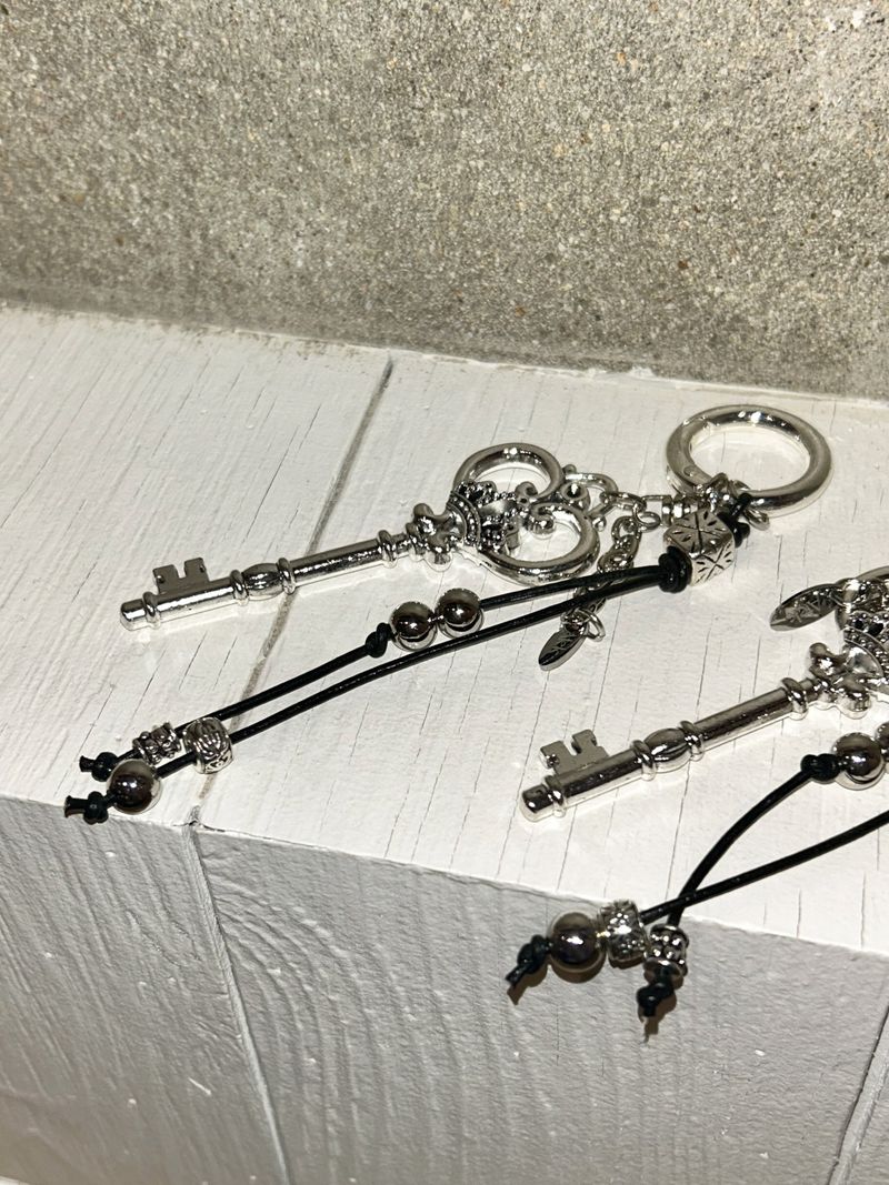 Vintage Crown Bold Keychain