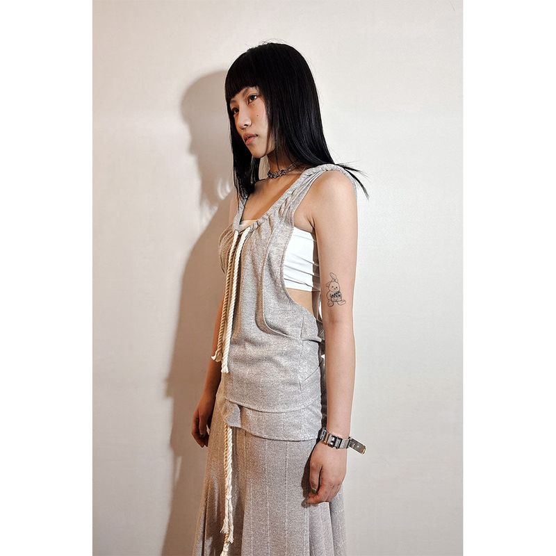 ROPE KNOTTED BACK HOOD