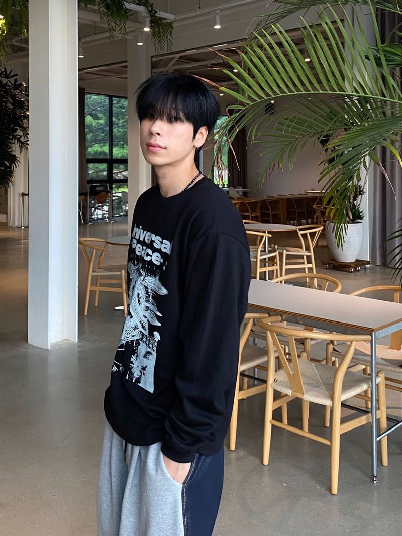 Universal lettering sweatshirt