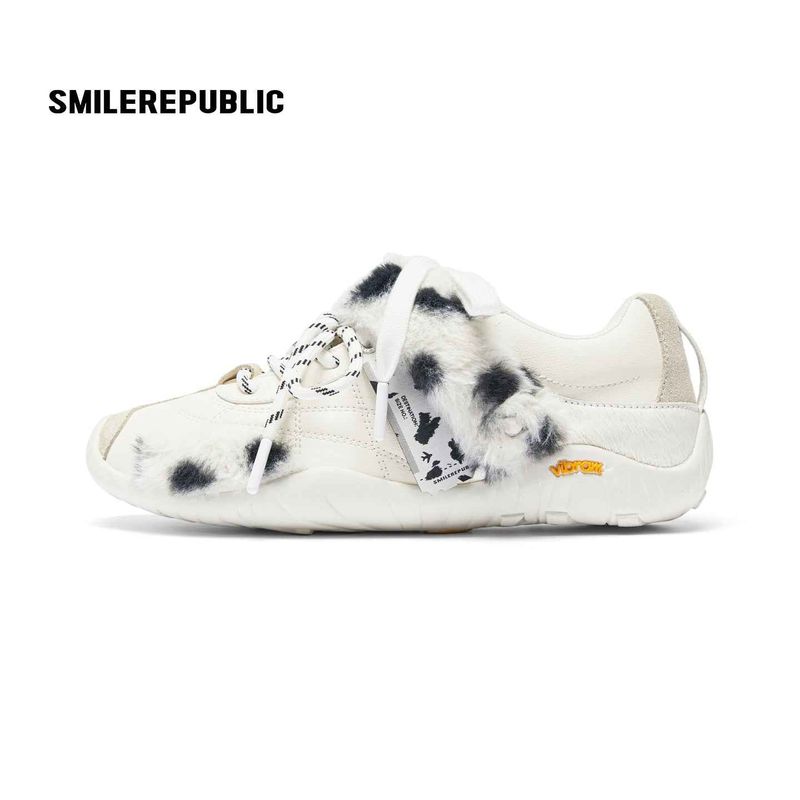 SMILEREPUBLIC（スマイルリパブリック）の「ホワイト ダルメシアンスポット ヘアディテール ロートップ スニーカー ユニセックス（シューズ）」