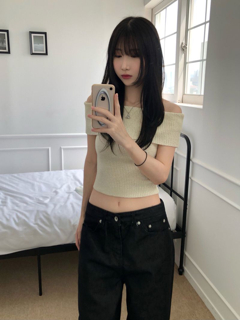 Kitten（キッテン）の「Norton off-shoulder knitwear (2 colors)（Tops）」