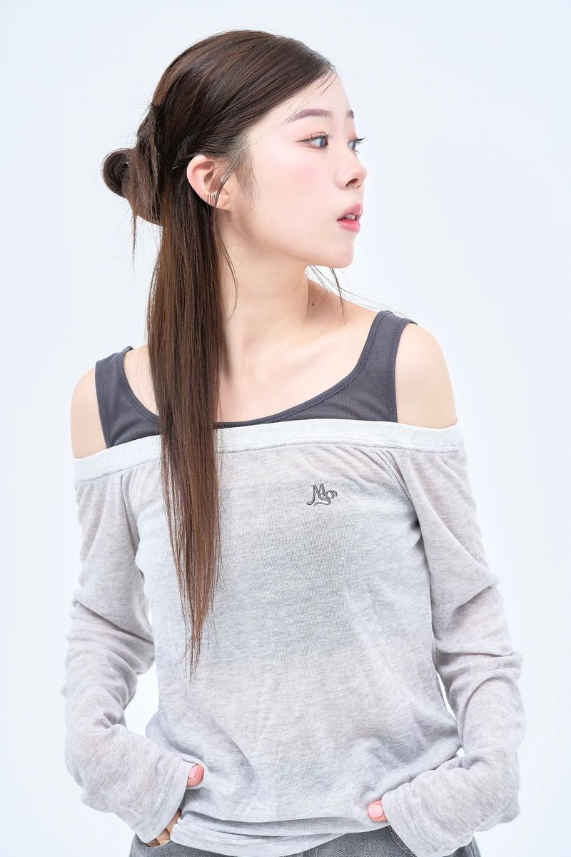 made of silk（メイドオブシルク）の「オフショルダーレイヤードTシャツ / off shoulder layered TEE（Tops）」