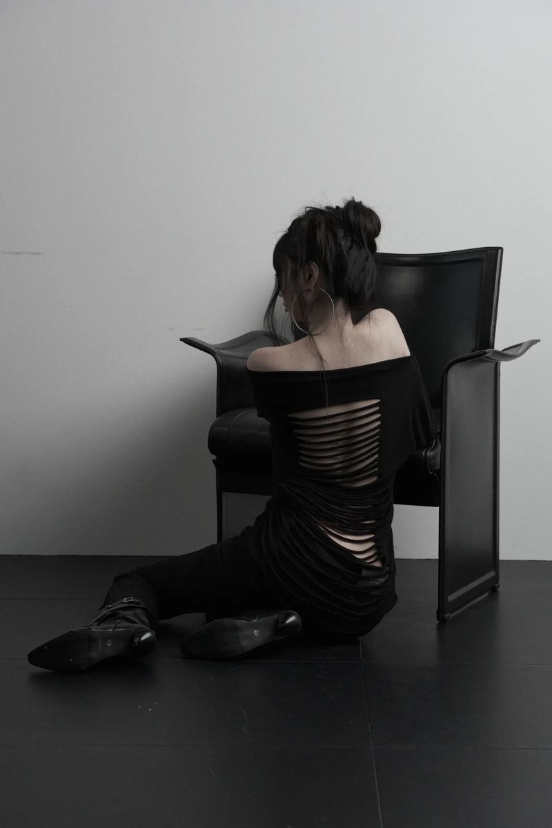 [label] back damage off-shoulder top (black)