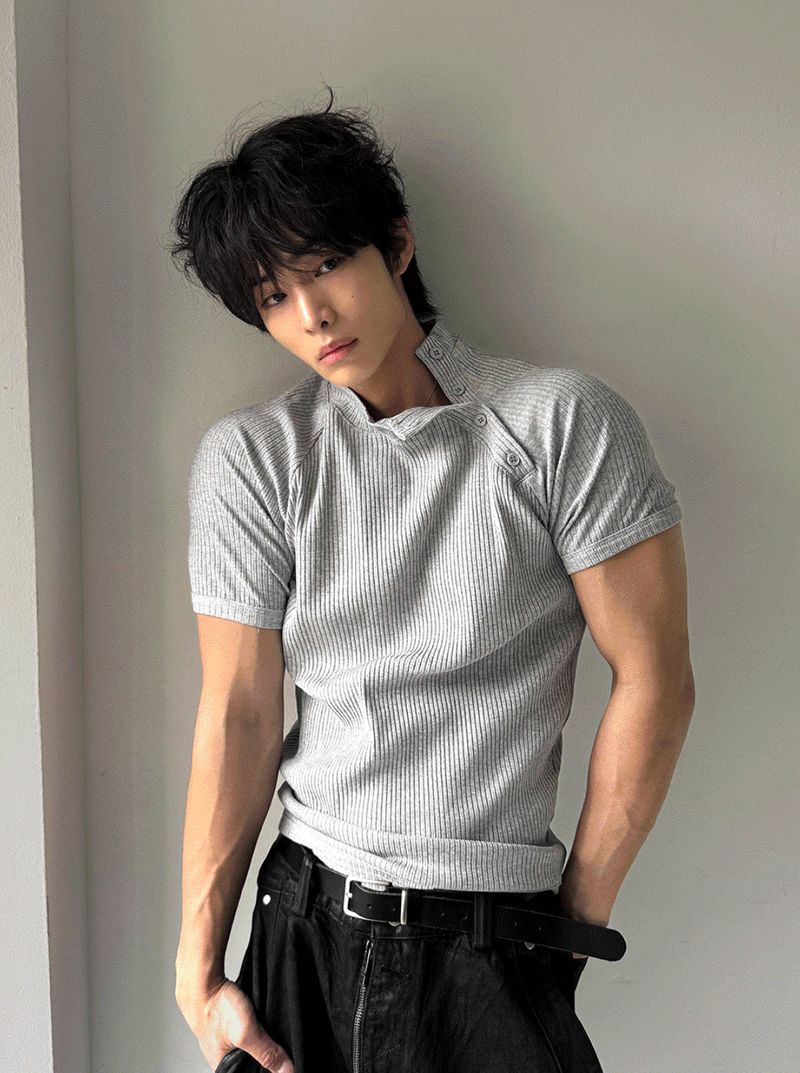 Side-button muscle-fit short-sleeve knit