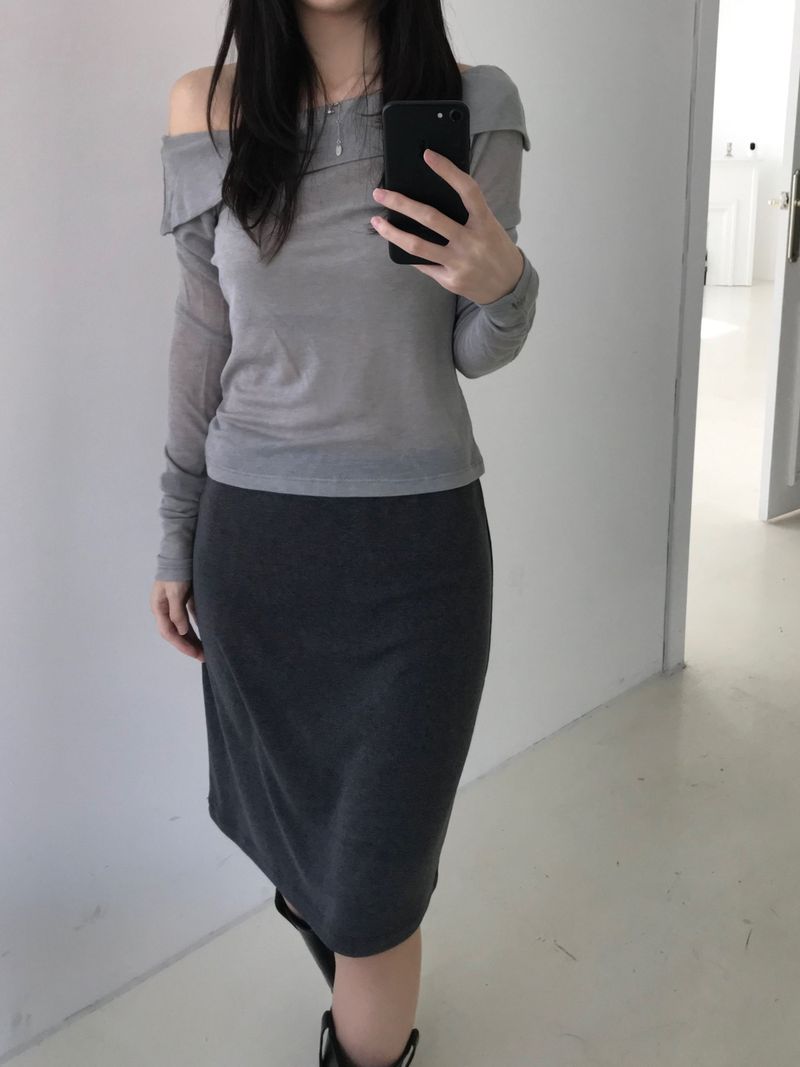 Peer off-shoulder T-shirt (2 colors)
