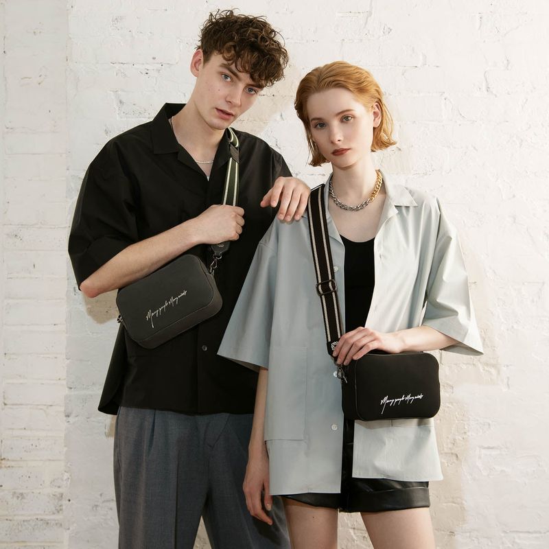 CRAFSTO（クラフスト）の「Corn Leather Graphic Camera Bag（Bags）」