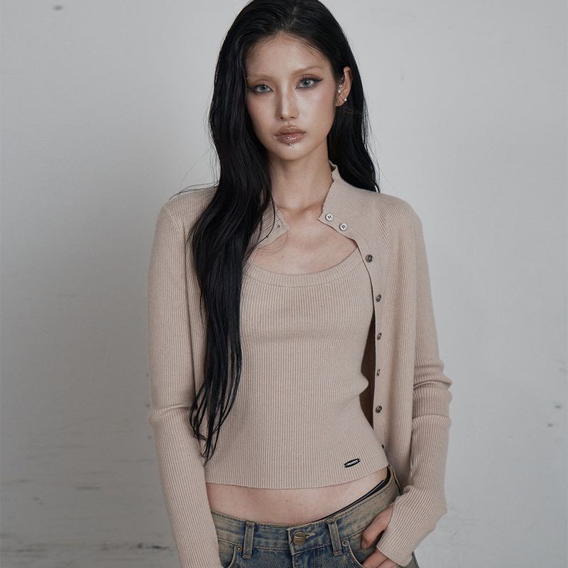 Curetty(キュリティ)の「C ハイネック ニット スリーブレス カーディガン セット ベージュ(トップス)」