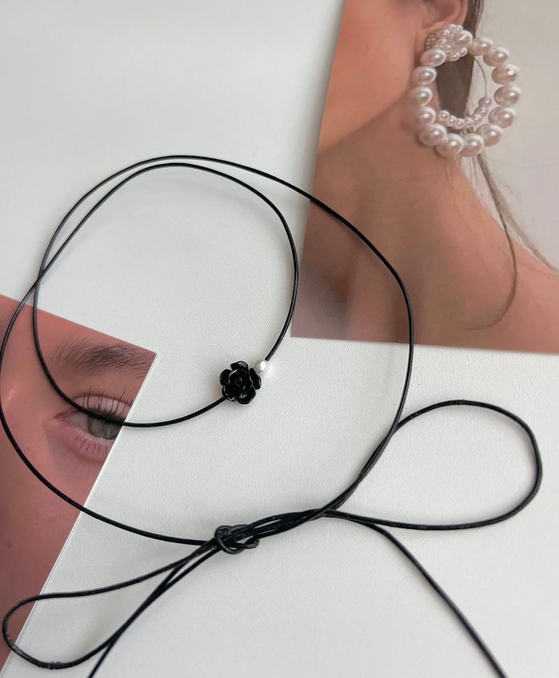 bn Classic Black Cowhide Rose Rope Strap Necklace