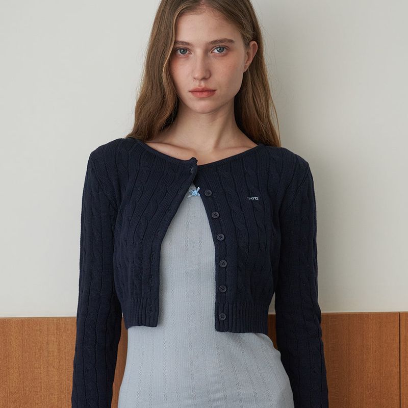 OVT-U(オーブイティーユー)の「Cable Knit Crop Cardigan_Navy(Tops)」