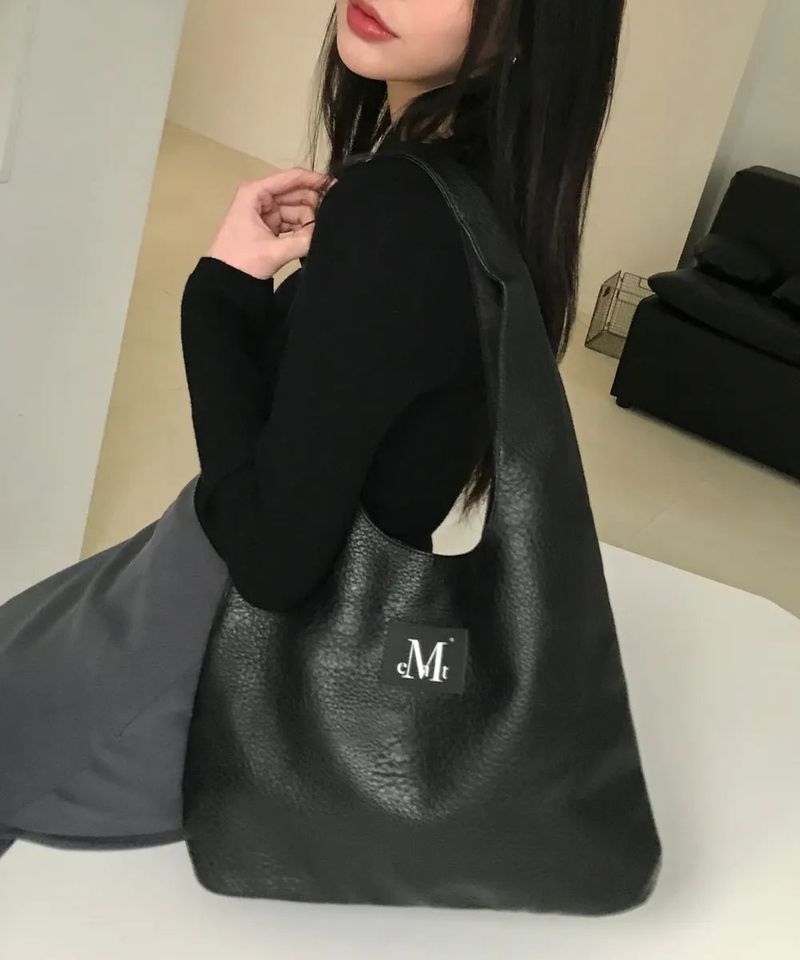 MUCENT(ムセント)の「CROAKER SIGNITURE LEATHER SHOULDER BAG UNISEX (Bags)」
