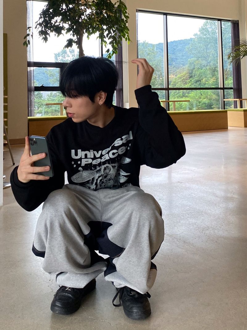 Universal lettering sweatshirt