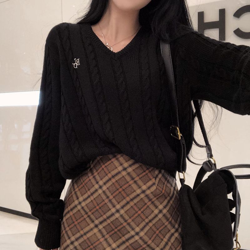 [BELLIDE MADE] Crayon Twisted V-neck Embroidered Cable Knit