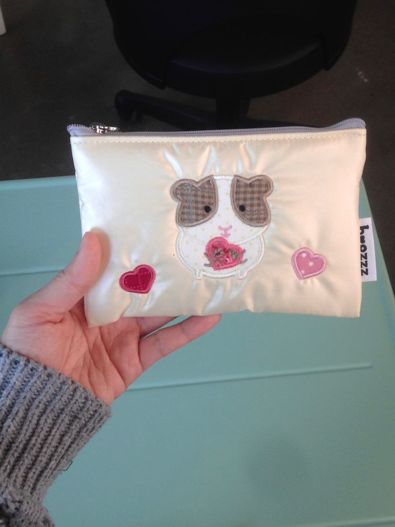 <The Heart-Stealing Guinea> pouch(s,m)