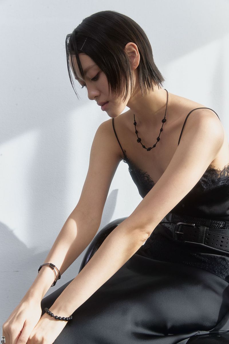 Onyx linked pattern necklace - long