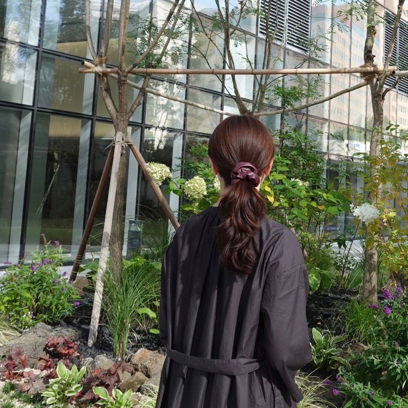 Bon weekend（ボン ウィークエンド）の「ヴィーガンカクタスジャケットシュシュ (バーガンディー)（ヘアアクセサリー）」