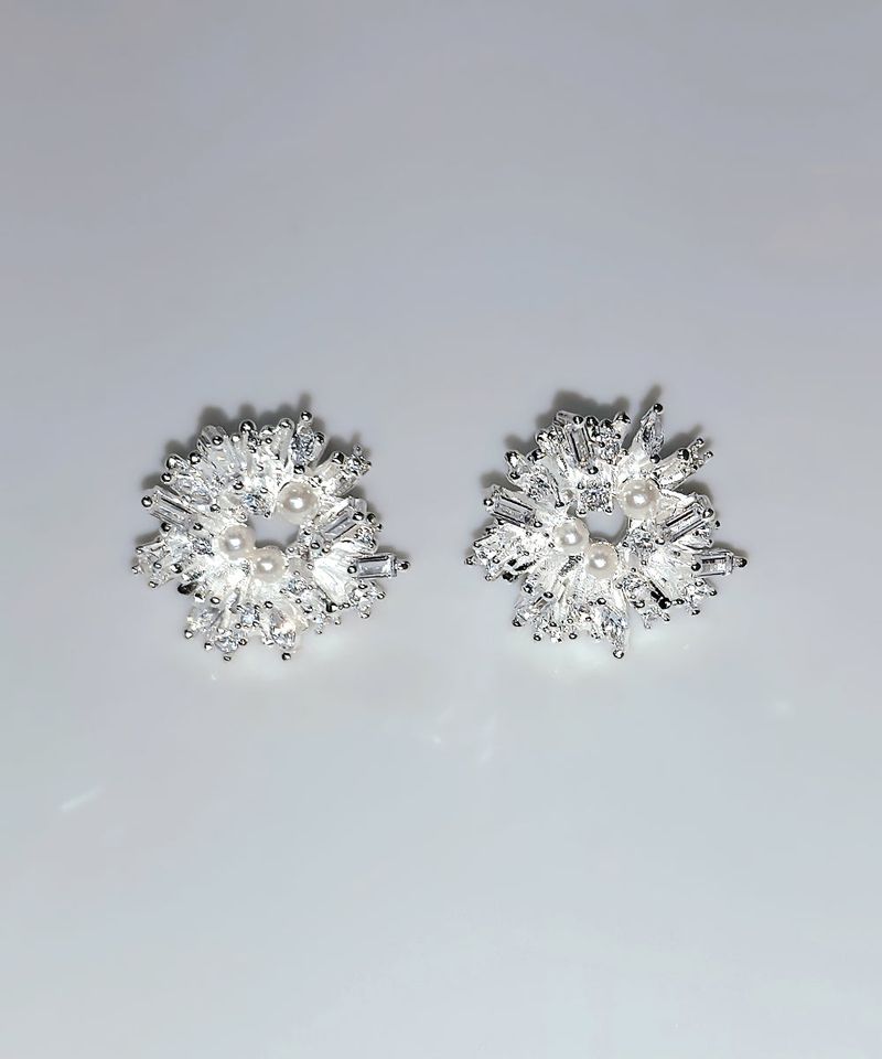 Flower white cubic earring