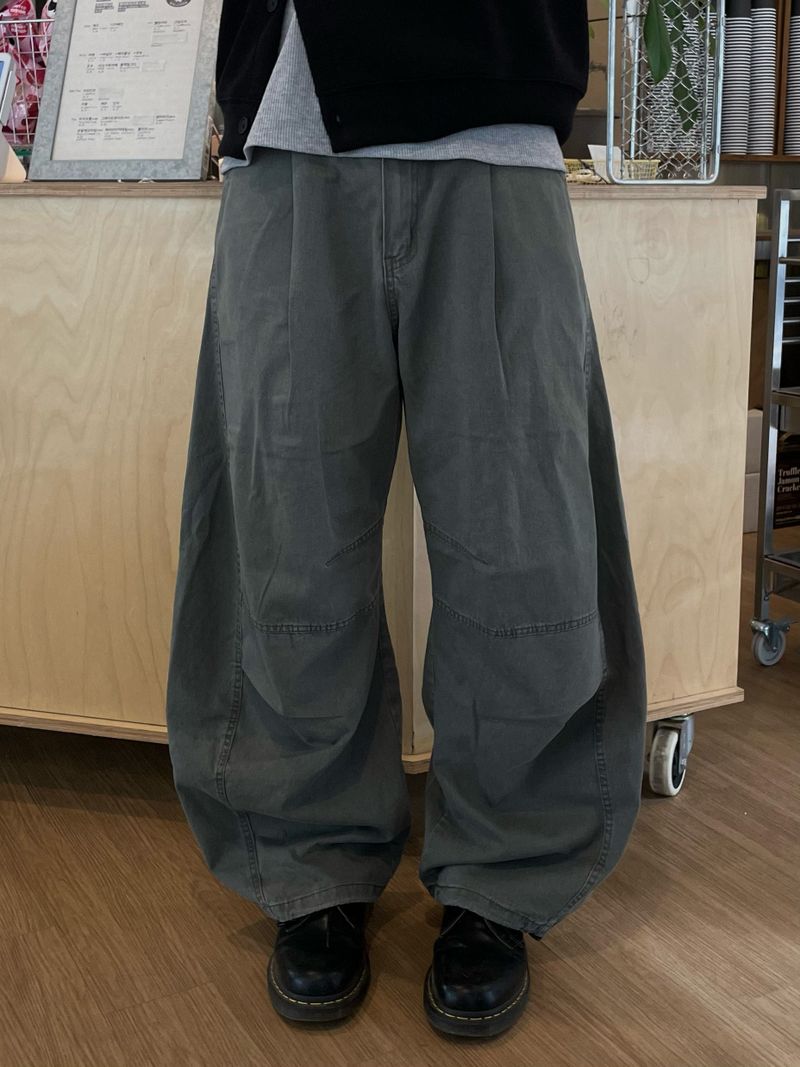 ESOO（イス）の「ディープ プリーツ カーブド コットン パンツ（パンツ）」