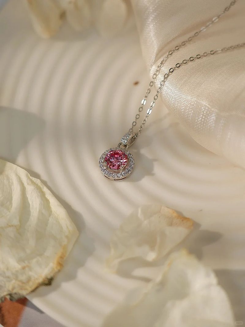 Refreshing and fashionable pink necklace for summer