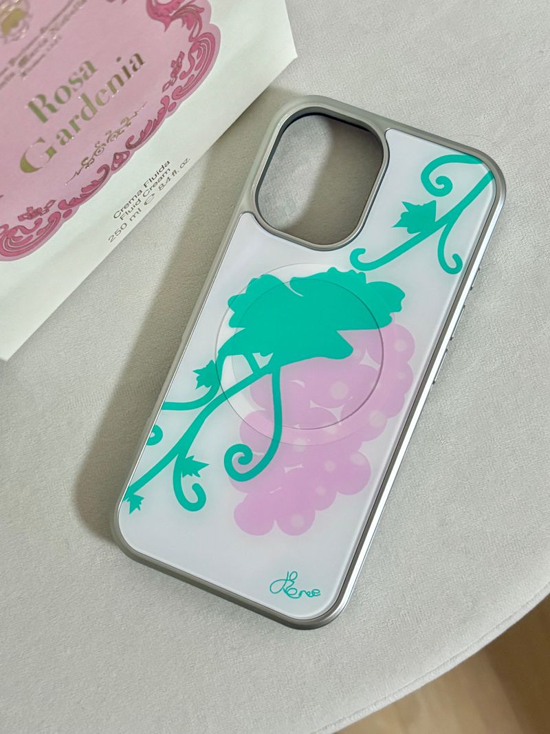 BENEE（ベニー）の「ピンクグレープマグセーフスマホケース（スマホグッズ/小物）」