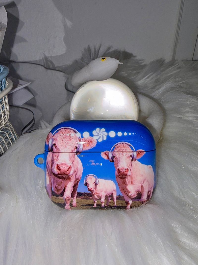 Furry Friends airpods case_Cow